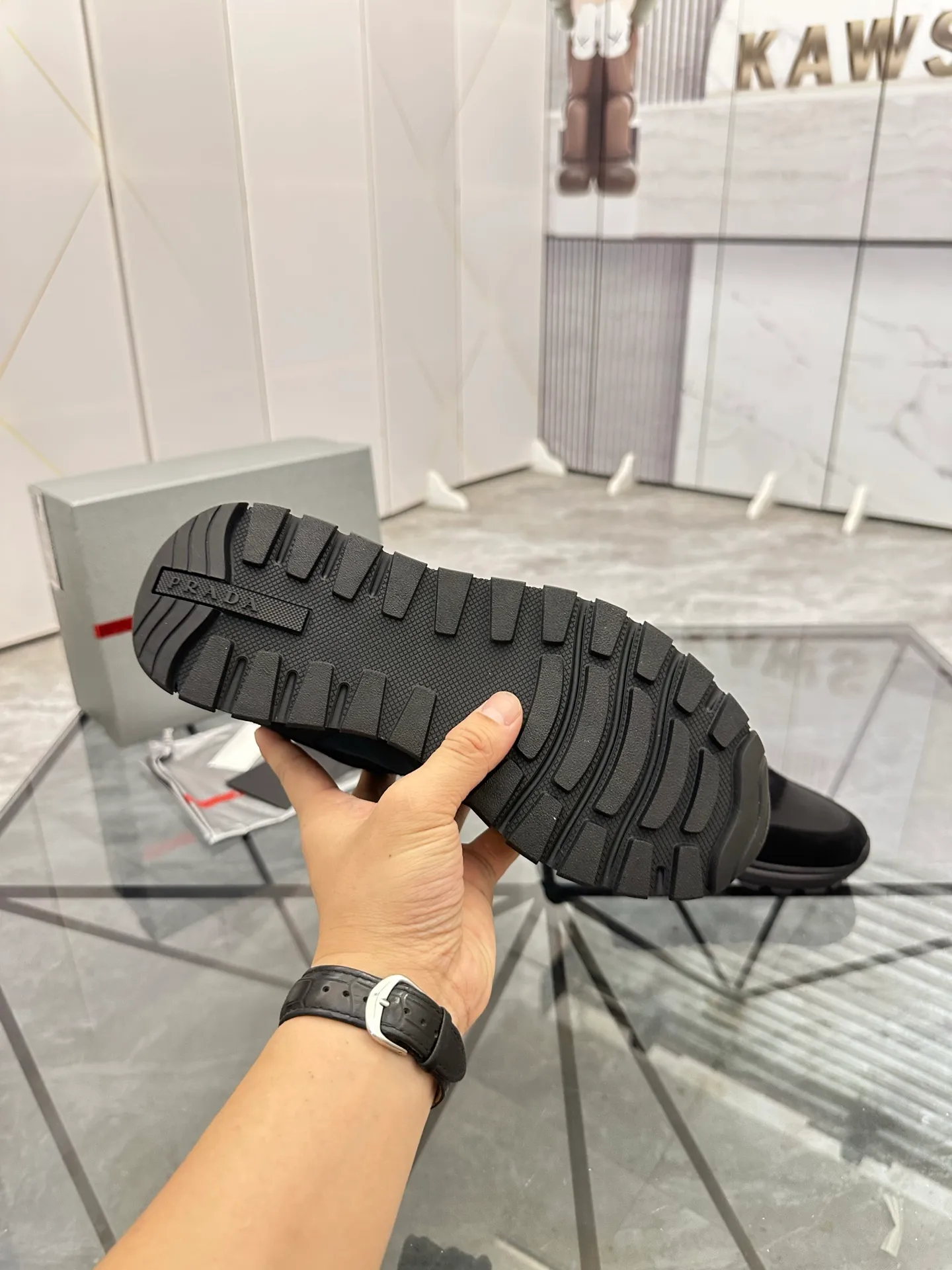 Men's shoes: 💰P580¥ High-end top quality Product trademark: Prada *"Prada*" low-top casual shoes Regular size: 38-45 (can be customized to 46) Product materials: upper imported first-layer nubuck leather spliced ​​with original materials, cowhide lining, cowhide feet, original outsole. Number: 832